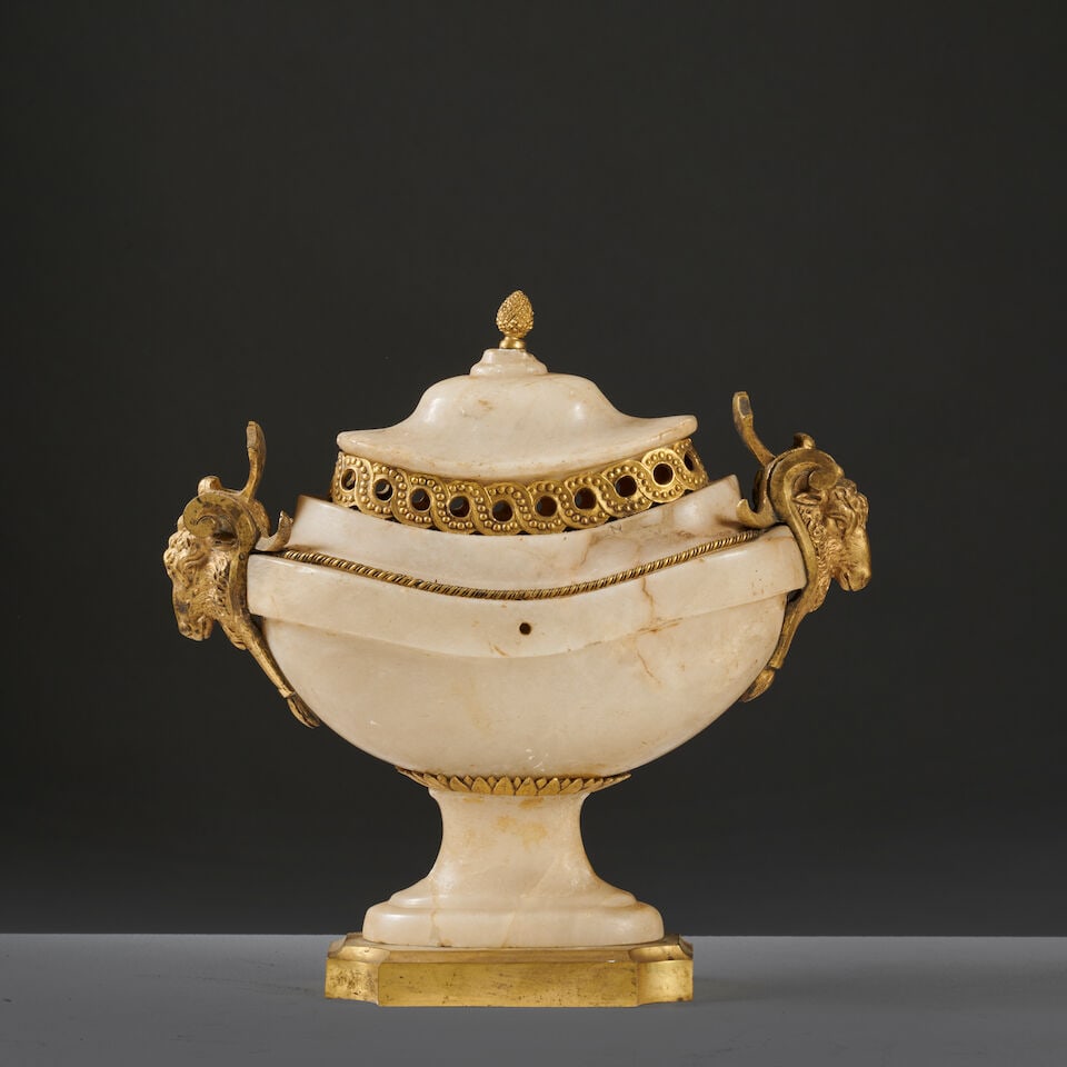 Pot pourri en forme de navette en marbre blanc et monture en bronze doré de la fin du XVII... - 2
