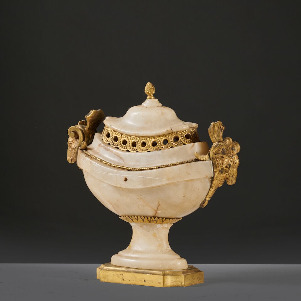 Pot pourri en forme de navette en marbre blanc et monture en bronze doré de la fin du XVII... - 3