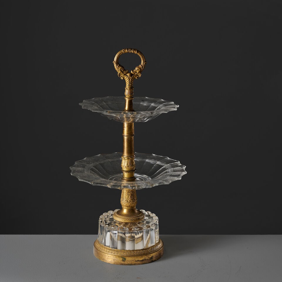 Serviteur muet à deux plateaux en bronze doré et cristal d'époque Restauration A ...: Serviteur muet à deux plateaux en bronze doré et cristal d'époque Restauration A two-tier dumb waiter in gilt-bronze and crystal, first half of the 19th century Le montant central,