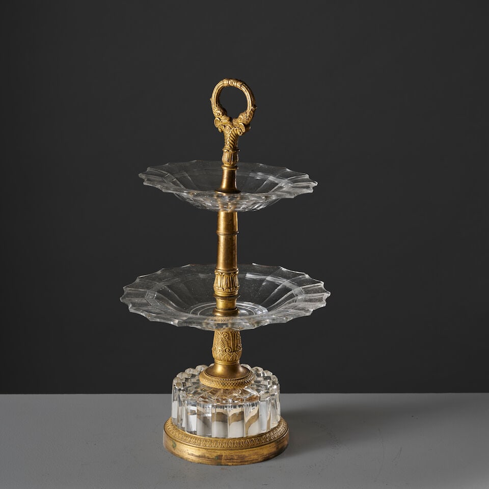 Serviteur muet à deux plateaux en bronze doré et cristal d'époque Restauration A ... - 2
