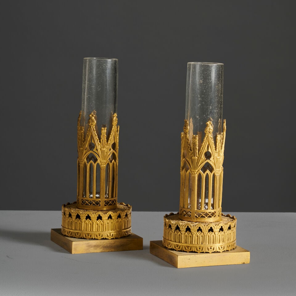 Paire de soliflores à monture en bronze doré et ciselé néo-gothique vers 183...: Paire de soliflores à monture en bronze doré et ciselé néo-gothique vers 1830 A pair of Neo-Gothic soliflore vases with gilt-bronze mounts, circa 1830 A décor d'arcatures et
