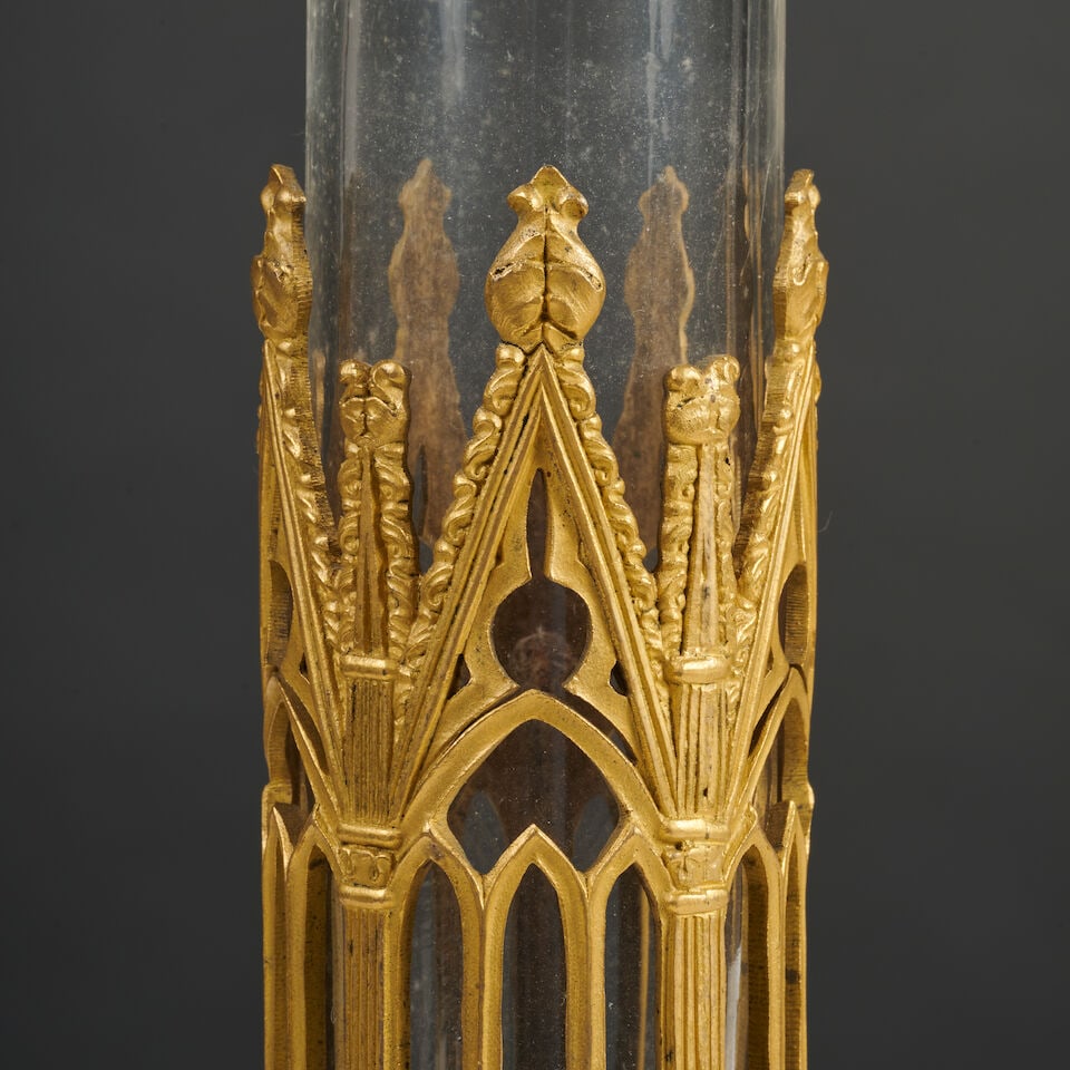 Paire de soliflores à monture en bronze doré et ciselé néo-gothique vers 183... - 2