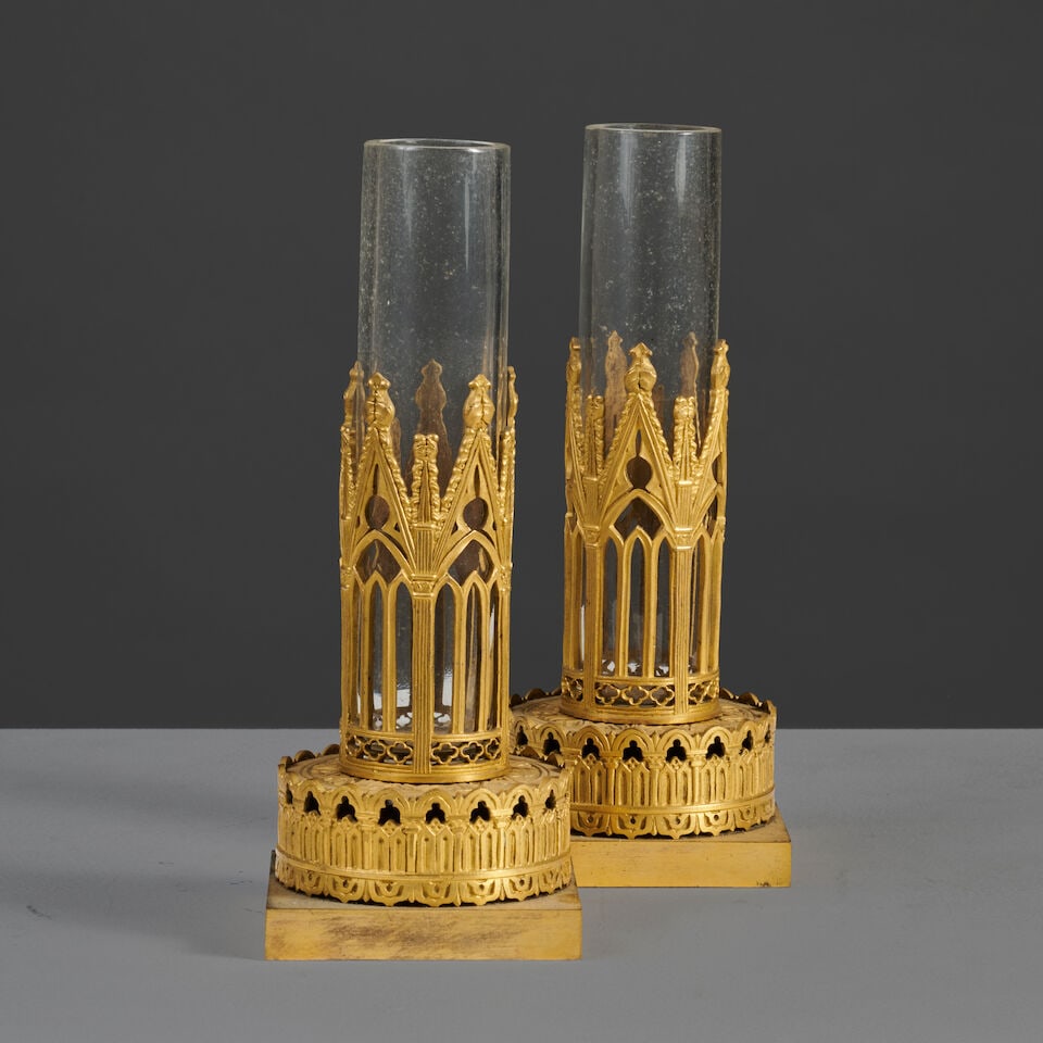 Paire de soliflores à monture en bronze doré et ciselé néo-gothique vers 183... - 3