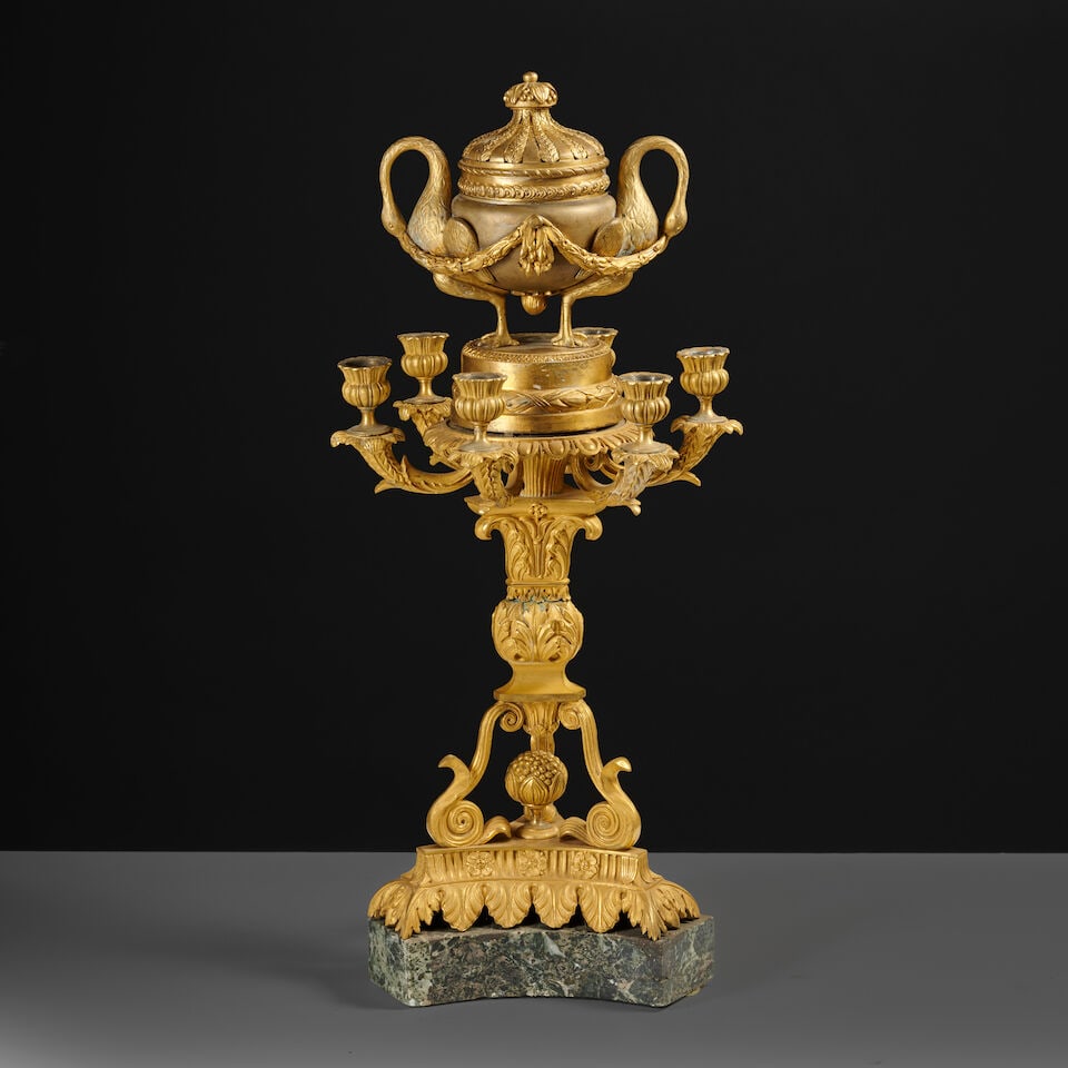 Important centre de table en bronze doré et ciselé à six bras de lumière et ...: Important centre de table en bronze doré et ciselé à six bras de lumière et surmonté d'une cassolette, probablement Russie, XIXe siècle A large centerpiece in