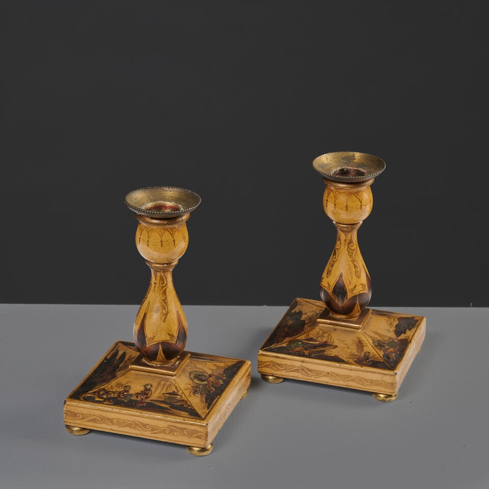 Paire de petits flambeaux en carton bouilli à décor japonais vers 1880 A pair of boile...: Paire de petits flambeaux en carton bouilli à décor japonais vers 1880 A pair of boiled paperboard small candlesticks with Japanese-style decoration, circa 1880 A fond jaune camomille