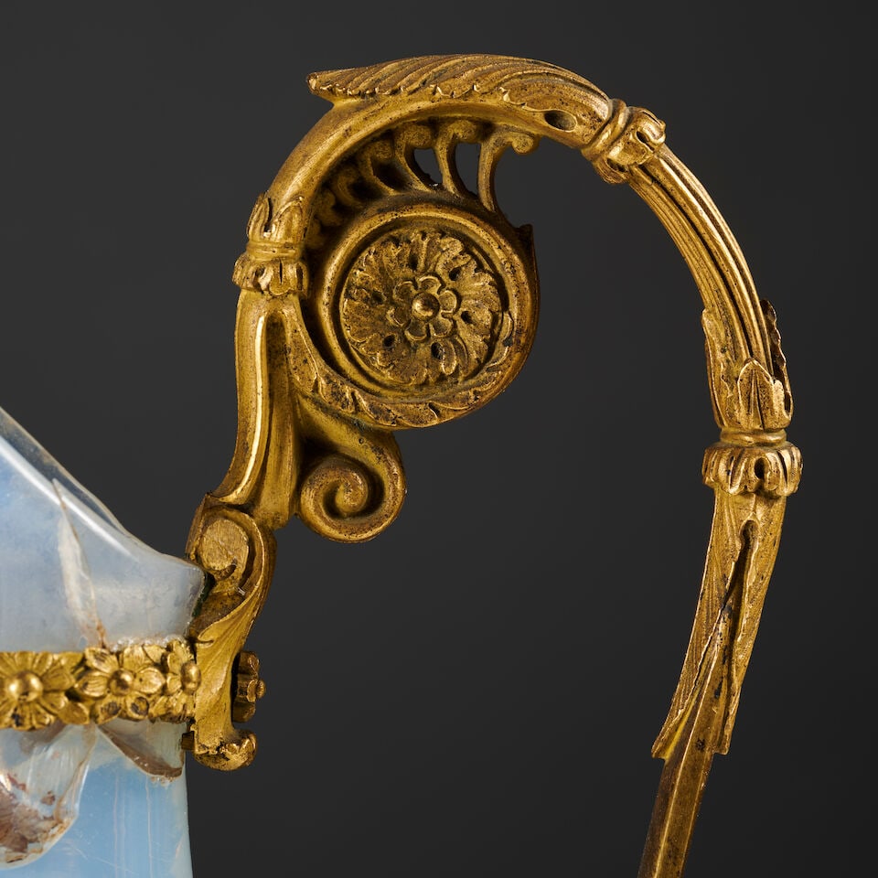 Aiguière en verre opalin laiteux et monture en bronze doré et ciselé d'époqu... - 2