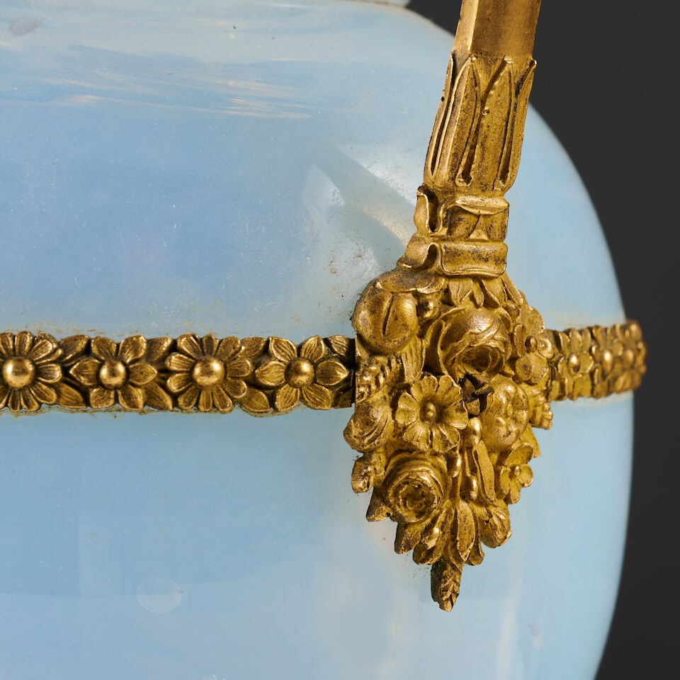 Aiguière en verre opalin laiteux et monture en bronze doré et ciselé d'époqu... - 3