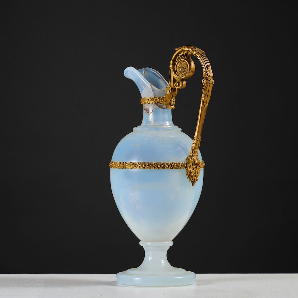 Aiguière en verre opalin laiteux et monture en bronze doré et ciselé d'époqu... - 4