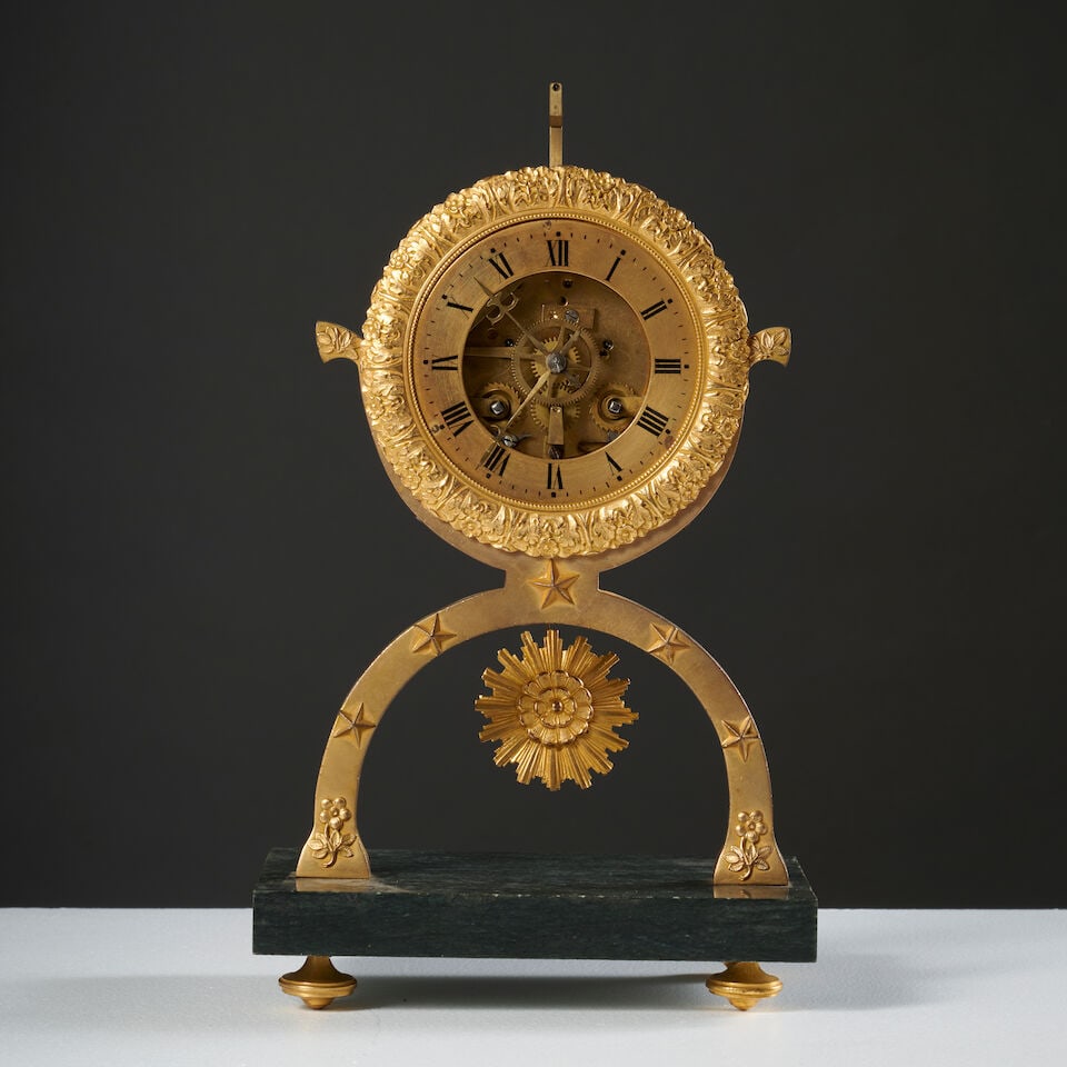 Pendule squelette posée sur un arceau en bronze doré et ciselé d'époque Rest...: Pendule squelette posée sur un arceau en bronze doré et ciselé d'époque Restauration A skeleton clock set on an arch in gilt-bronze, first half of the 19th century Le cadran