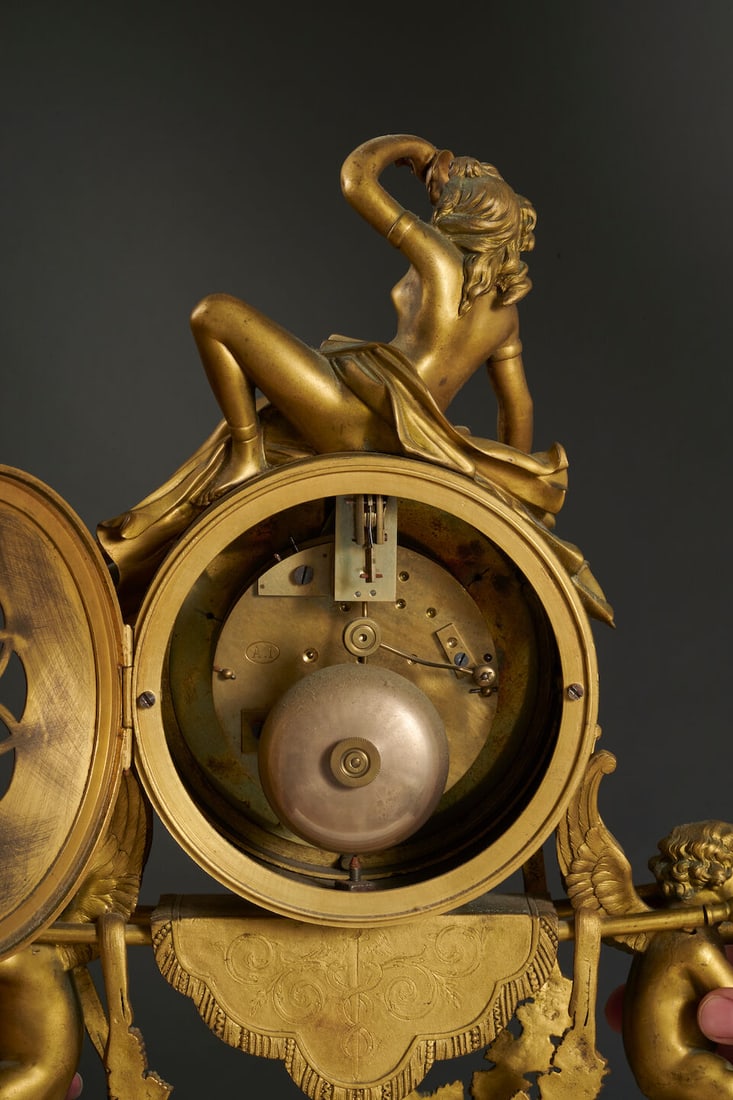 Pendule en bronze doré figurant une bacchanale portée par des amours ailés de la ... - 2