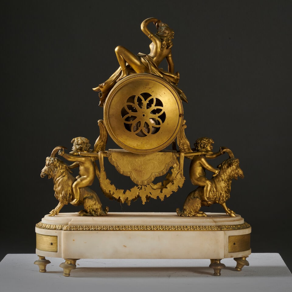 Pendule en bronze doré figurant une bacchanale portée par des amours ailés de la ... - 3