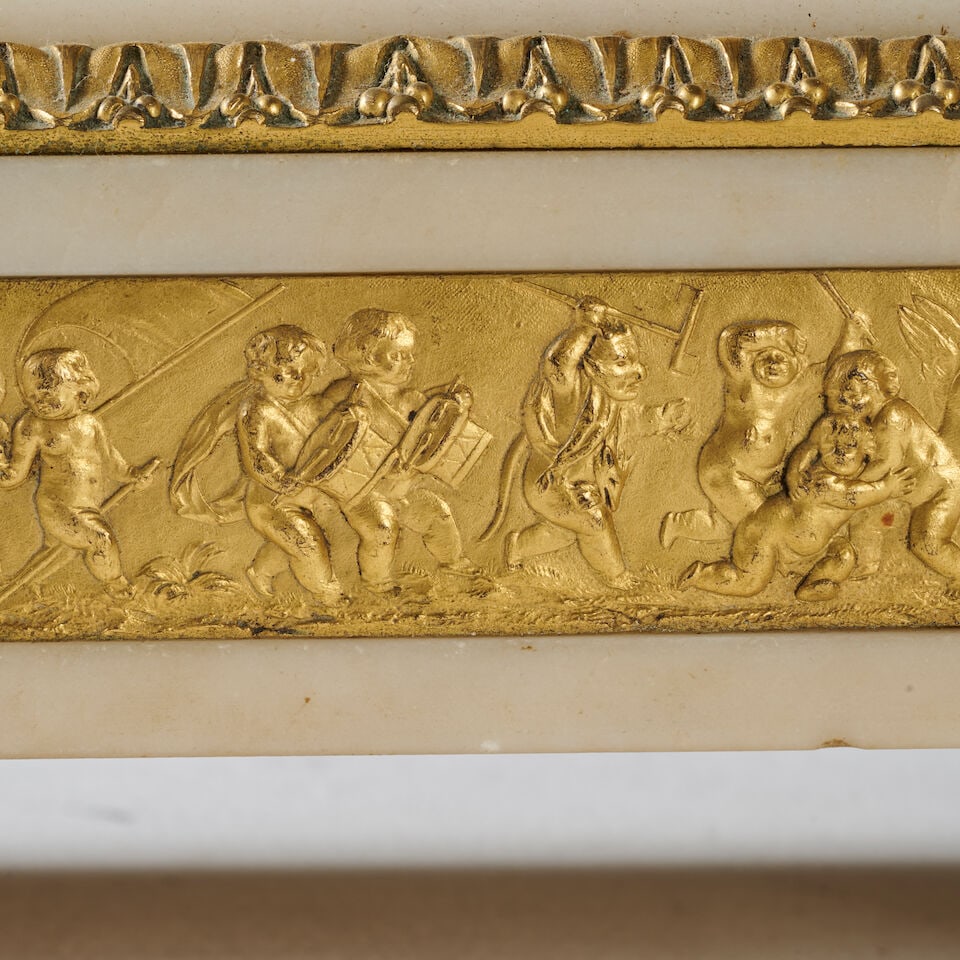 Pendule en bronze doré figurant une bacchanale portée par des amours ailés de la ... - 5