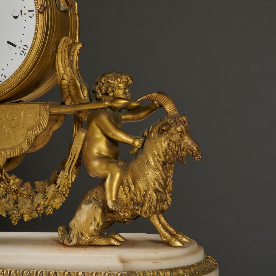 Pendule en bronze doré figurant une bacchanale portée par des amours ailés de la ... - 6