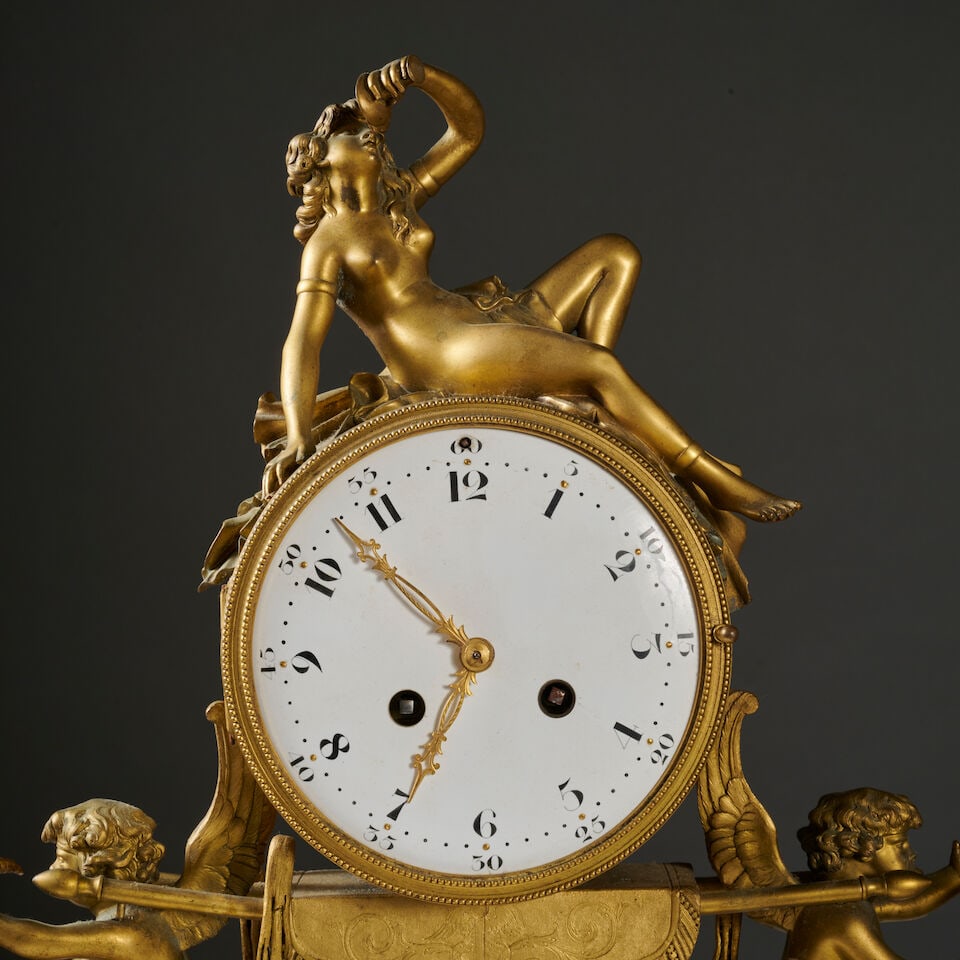 Pendule en bronze doré figurant une bacchanale portée par des amours ailés de la ... - 7