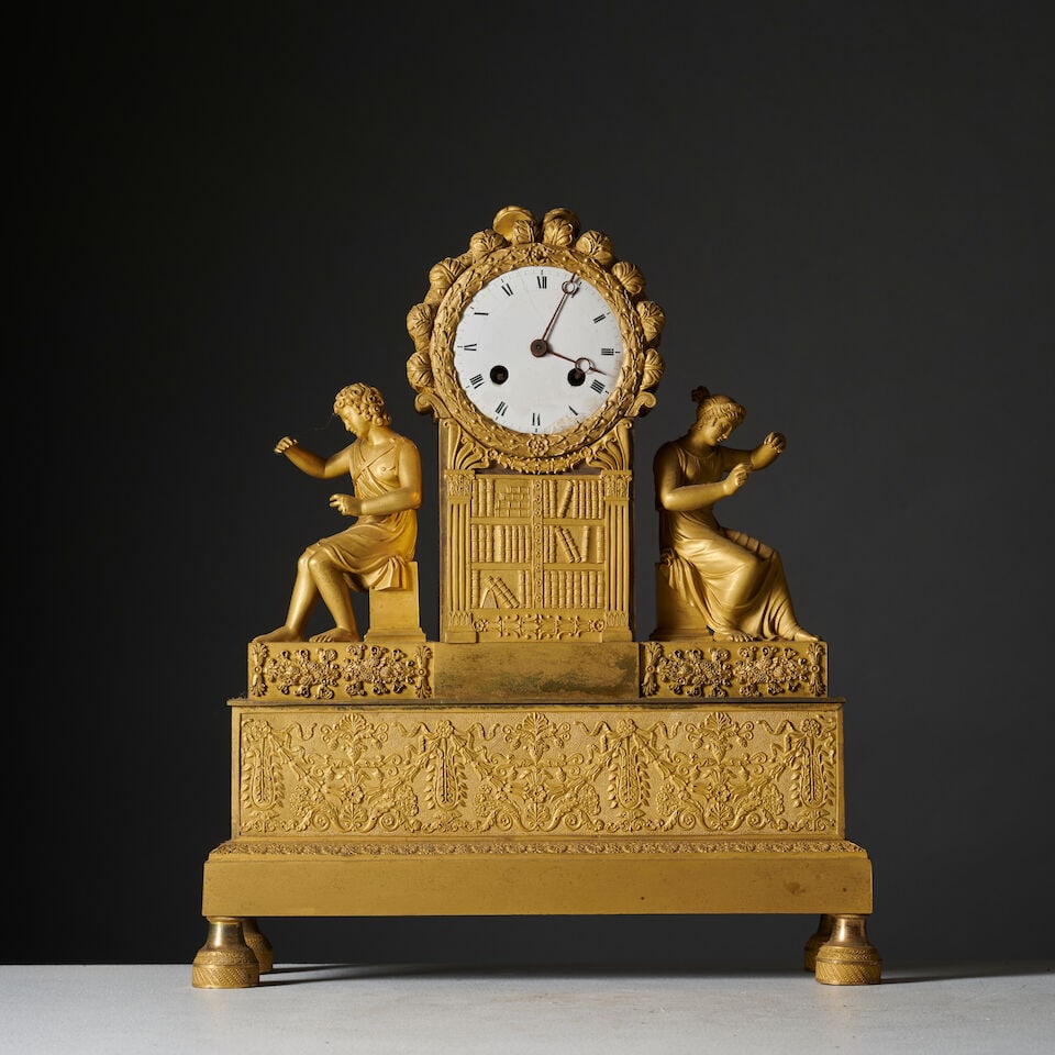 Pendule en bronze doré et ciselé figurant la Lecture et l'Etude d'époque Restaura...: Pendule en bronze doré et ciselé figurant la Lecture et l'Etude d'époque Restauration A gilt-bronze clock depicting Reading and Studying, first half of the 19th century Le cadran,