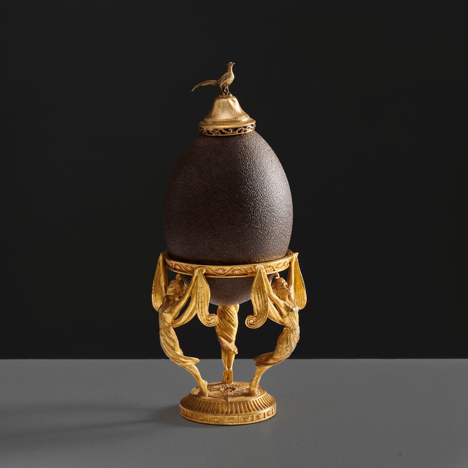 Oeuf d'émeu sur une monture en bronze doré et ciselé, probablement Angleterre, ve... - 2