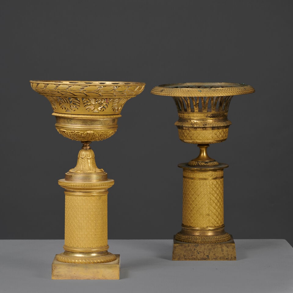 Deux coupes ajourées en bronze doré et ciselé d'époque Restauration Two pier...: Deux coupes ajourées en bronze doré et ciselé d'époque Restauration Two pierced bowls in gilt-bronze, first half of the 19th century Partiellement ajourées à décor