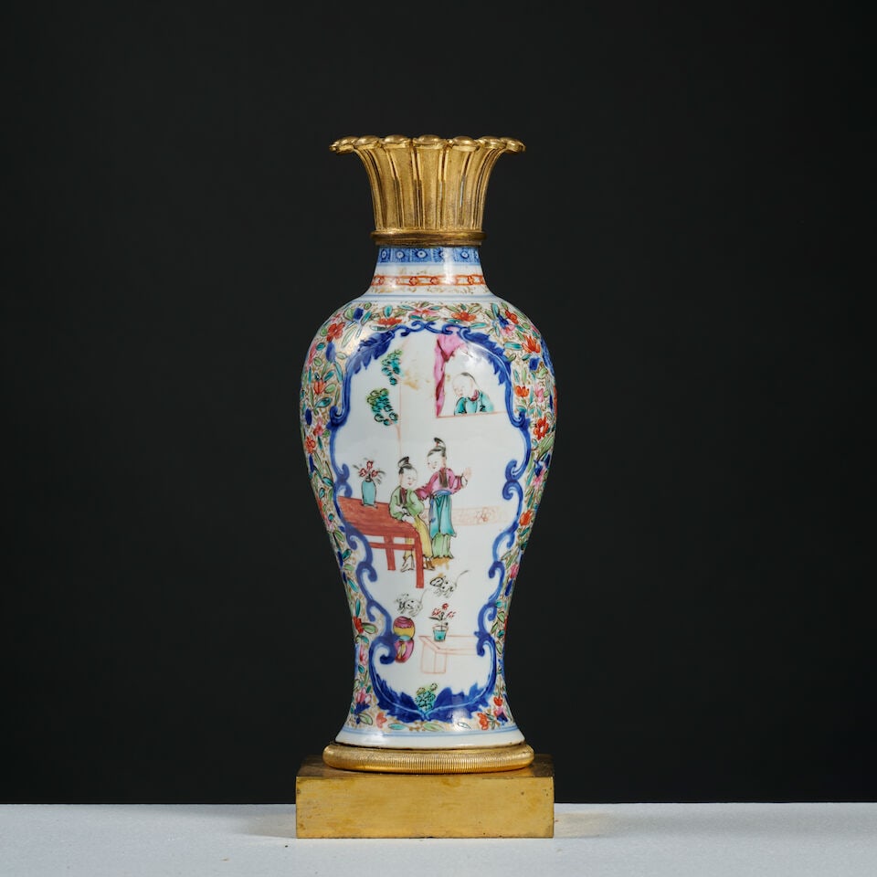 Vase balustre en porcelaine de la Famille Rose, Chine du XIXe siècle Baluster vase in porce...: Vase balustre en porcelaine de la Famille Rose, Chine du XIXe siècle Baluster vase in porcelain Famille Rose, 19th-century China A décor de femmes et des enfants dans des intérieurs