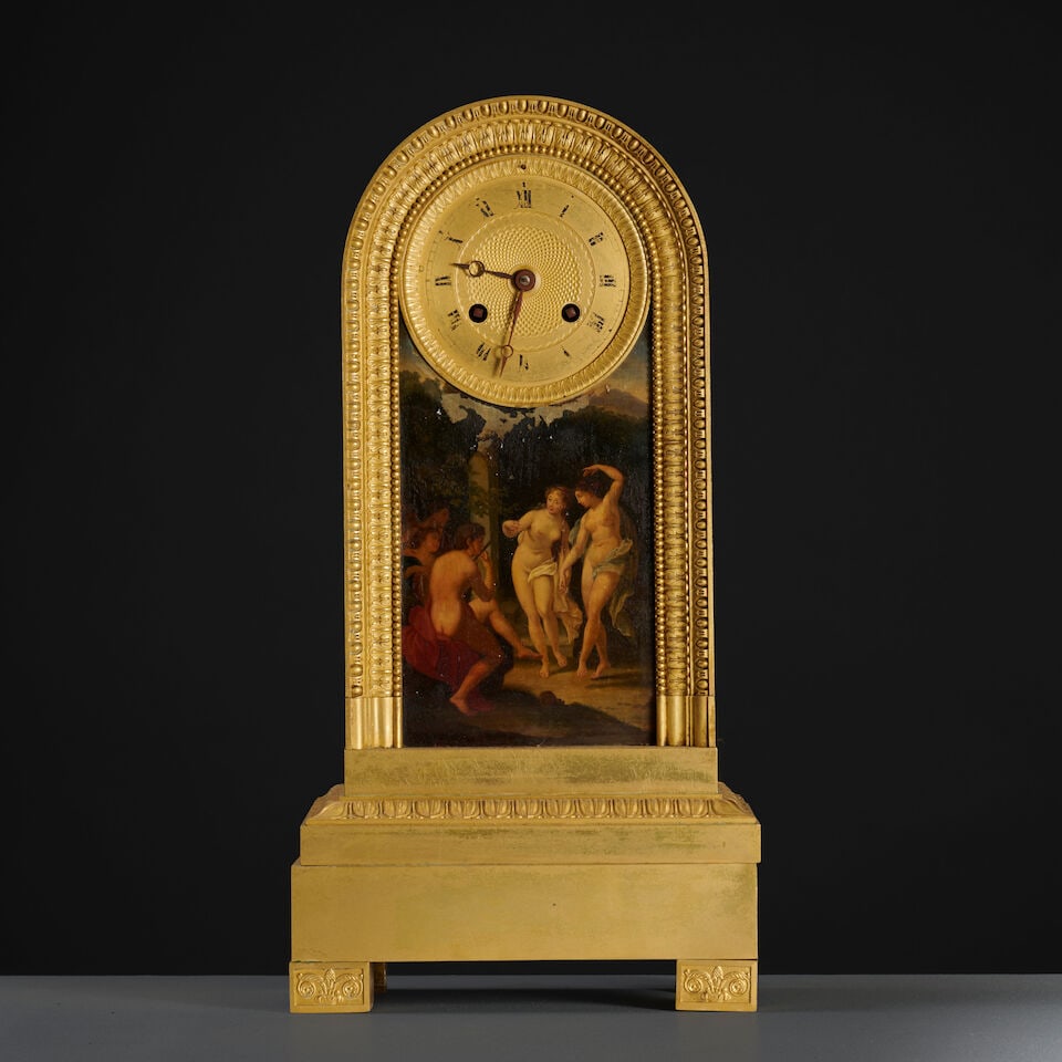 Grande pendule borne en bronze doré d'époque Restauration A large mantel clock in gilt...: Grande pendule borne en bronze doré d'époque Restauration A large mantel clock in gilt-bronze, first half of the 19th century Le pourtour à frises de perles, de feuilles d'eau et