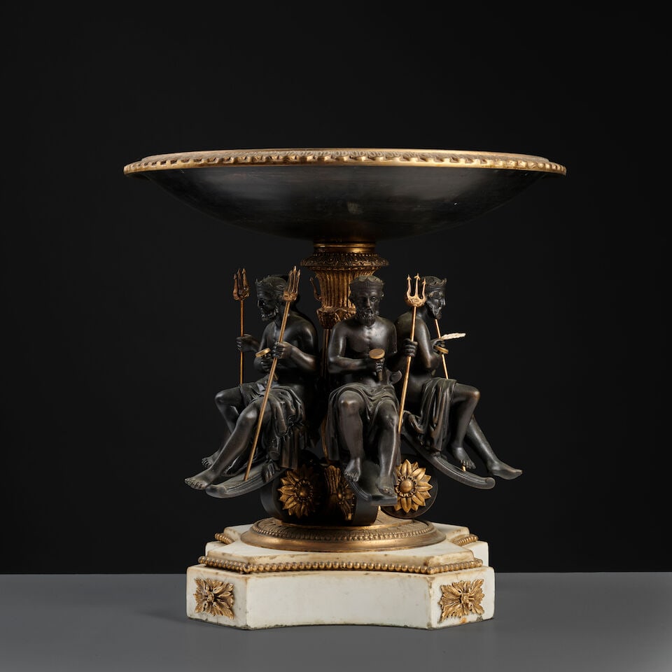 Important centre de table en bronze doré et à patine brune du XIXe siècle An imp...: Important centre de table en bronze doré et à patine brune du XIXe siècle An important centerpiece in brown-patinated and gilt-bronze, early 19th century La vasque à frise de