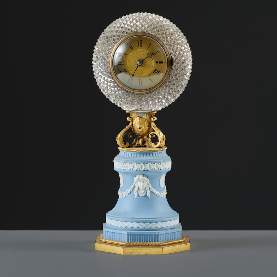 Pendule sphère en cristal taillé, biscuit façon Wedgwood et bronze doré d'&#...: Pendule sphère en cristal taillé, biscuit façon Wedgwood et bronze doré d'époque Louis Philippe A Louis-Philippe cut crystal sphere clock with Wedgwood-style biscuit and