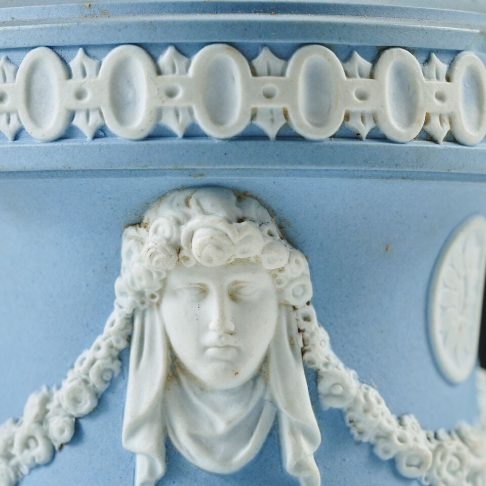 Pendule sphère en cristal taillé, biscuit façon Wedgwood et bronze doré d'&#... - 2
