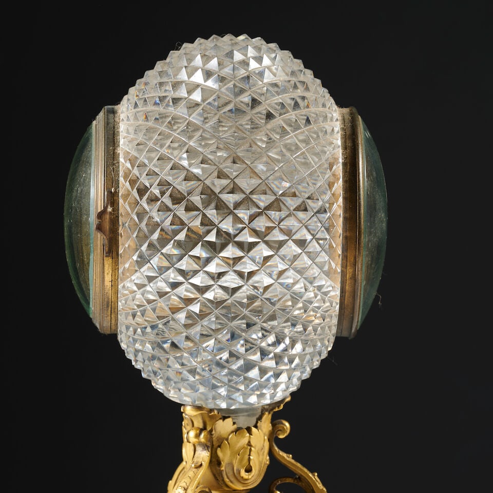 Pendule sphère en cristal taillé, biscuit façon Wedgwood et bronze doré d'&#... - 3