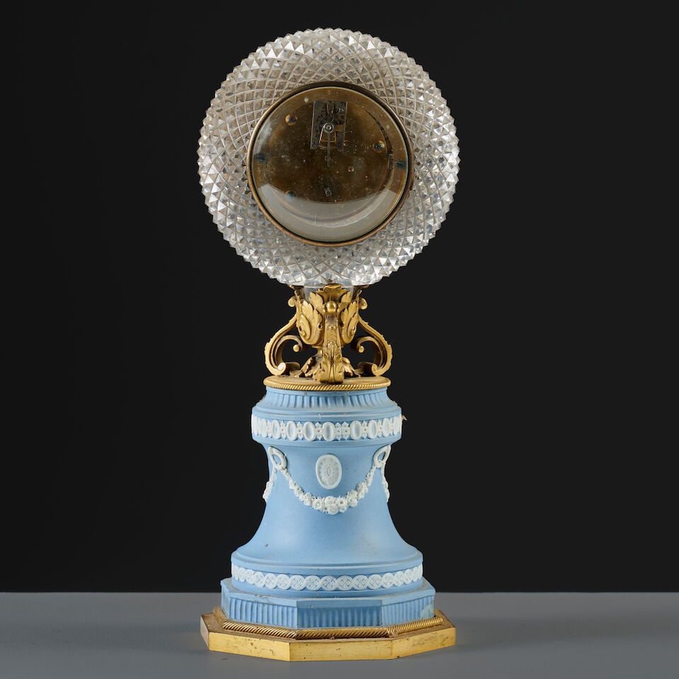 Pendule sphère en cristal taillé, biscuit façon Wedgwood et bronze doré d'&#... - 4