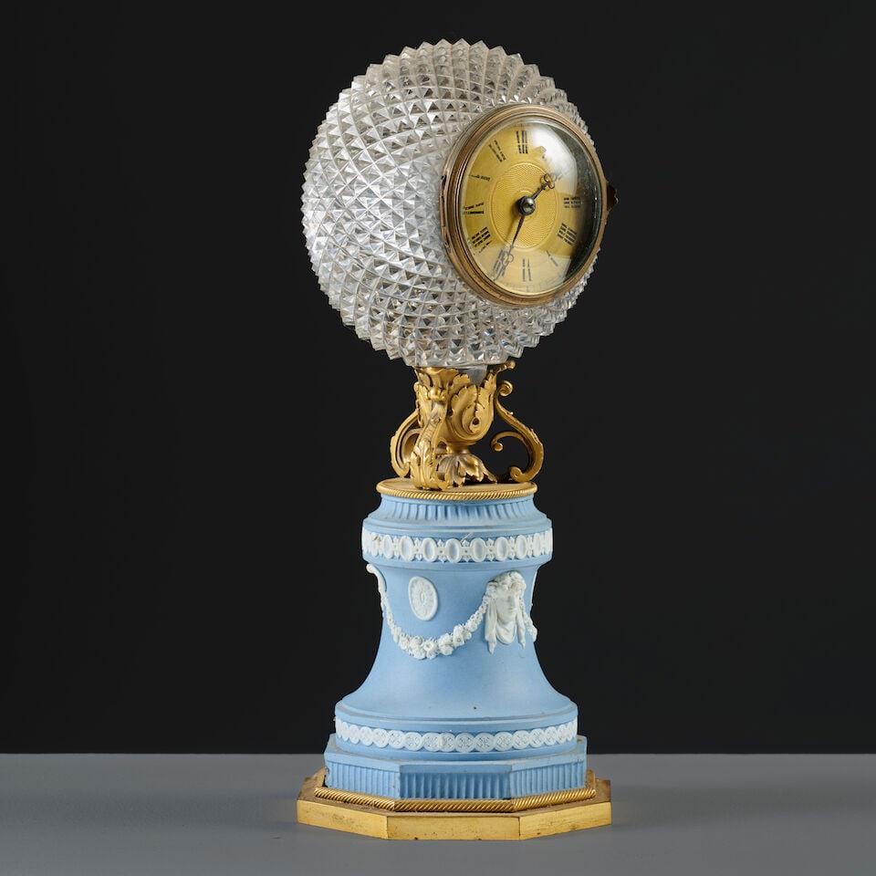 Pendule sphère en cristal taillé, biscuit façon Wedgwood et bronze doré d'&#... - 5
