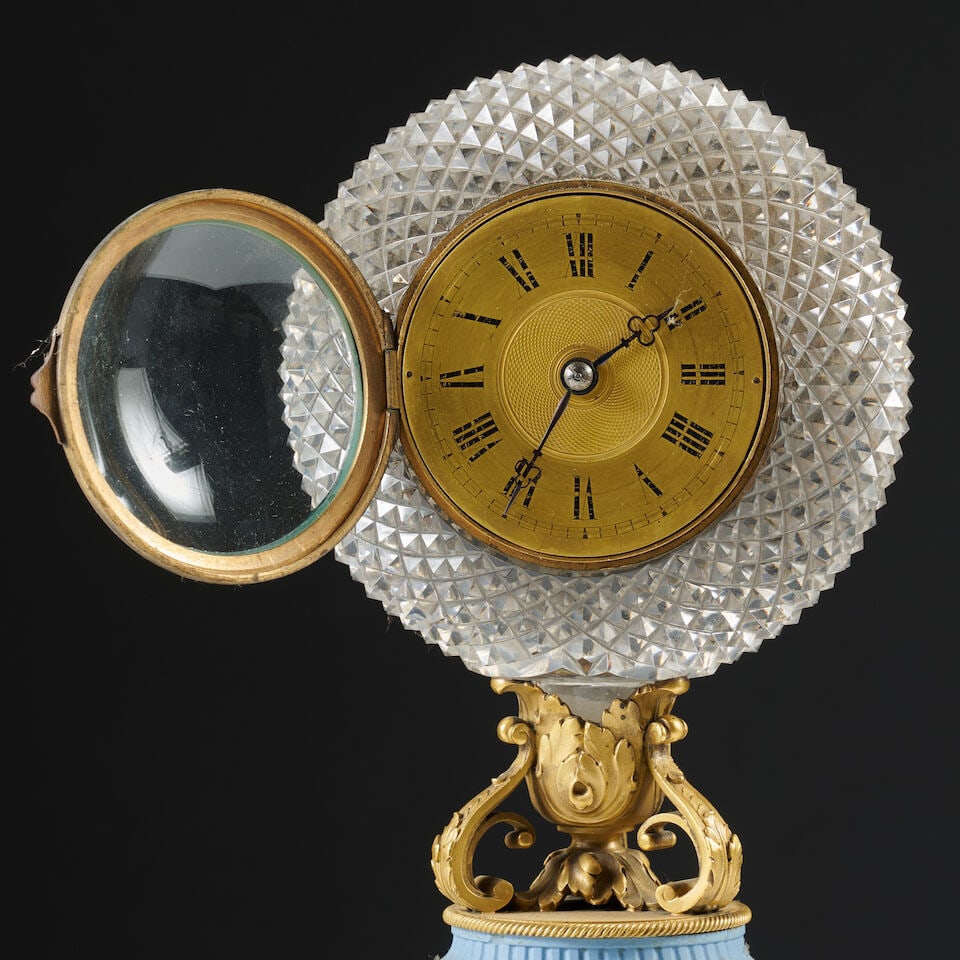 Pendule sphère en cristal taillé, biscuit façon Wedgwood et bronze doré d'&#... - 6