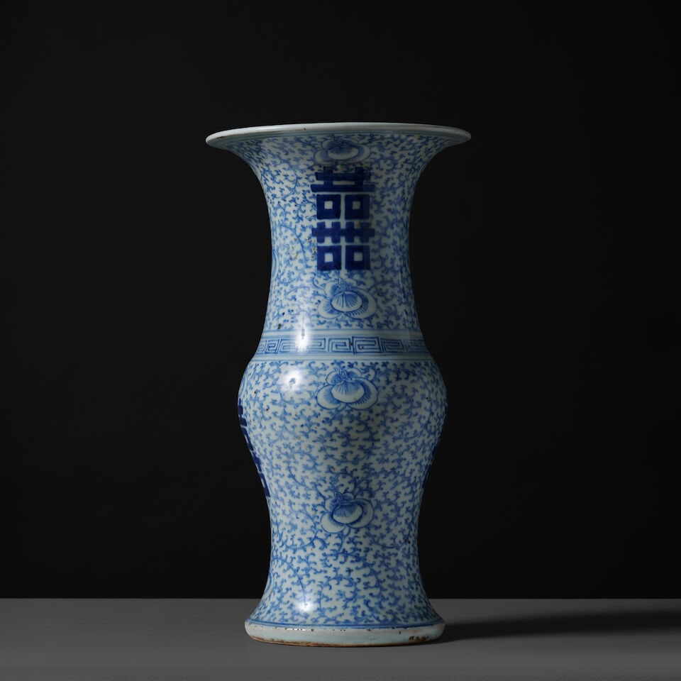 Vase yenyen en porcelaine bleu et blanc. Chine, XIXe siècle A blue and white porcelain yen-...: Vase yenyen en porcelaine bleu et blanc. Chine, XIXe siècle A blue and white porcelain yen-yen vase. China, 19e century A décor des caractères stylisés double xi et de rinceaux