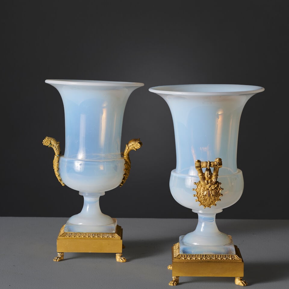 Paire de vases médicis en verre opalin laiteux et monture en bronze doré d'époque...: Paire de vases médicis en verre opalin laiteux et monture en bronze doré d'époque Charles X A pair of Medici vases in milky opaline glass with gilt-bronze mounts, Charles X period En
