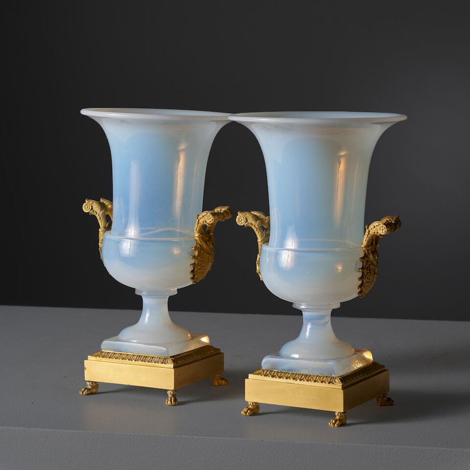 Paire de vases médicis en verre opalin laiteux et monture en bronze doré d'époque... - 2