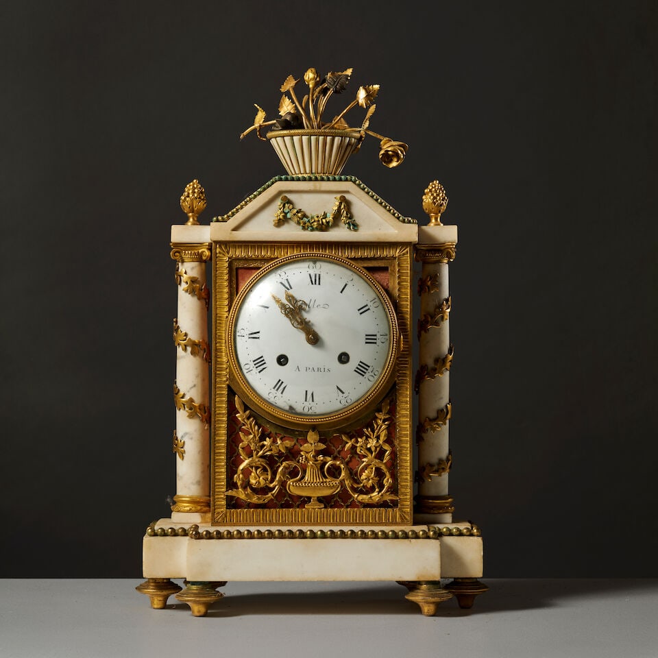 Pendule cage en marbre blanc et bronze doré et ciselé d'époque Louis XVI A Louis ...: Pendule cage en marbre blanc et bronze doré et ciselé d'époque Louis XVI A Louis XVI clock in white marble and gilt-bronze Le cadran émaillé blanc signé Gille à