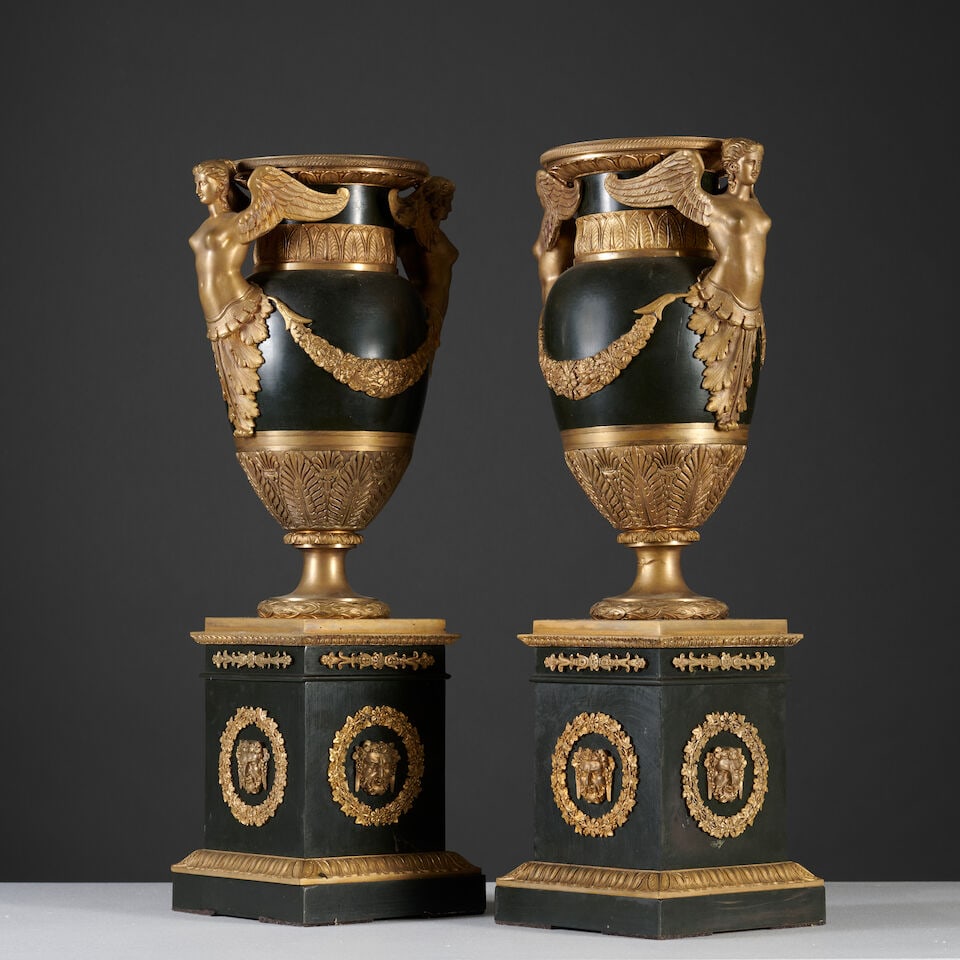 Paire de grands vases de forme ovoïde en bronze à patine brune et dorée de style ...: Paire de grands vases de forme ovoïde en bronze à patine brune et dorée de style Empire A pair of large ovoid vases in brown-patinated and gilt bronze, Empire style Les prises en buste 