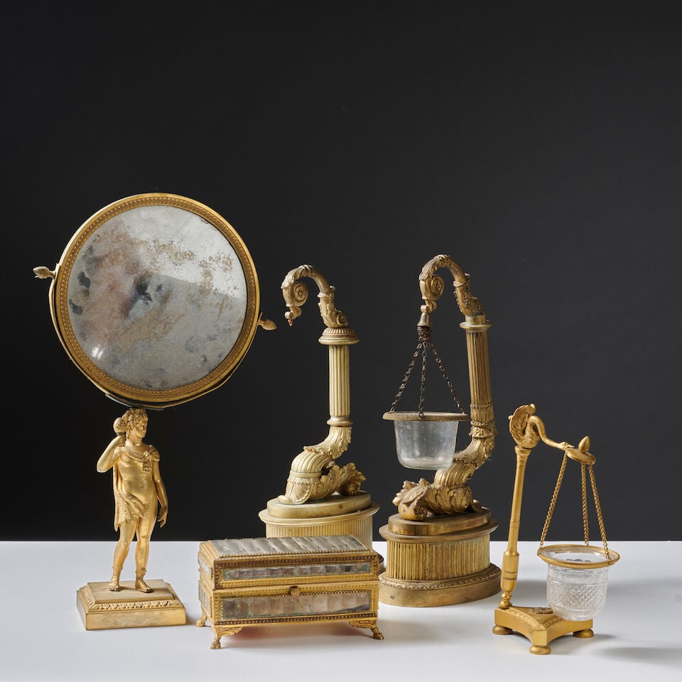 Ensemble de cinq pièces en bronze d'époque Restauration : une paire de veilleuses, un ... (1 of 5)