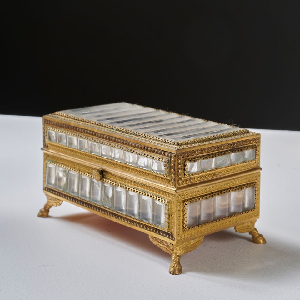 Ensemble de cinq pièces en bronze d'époque Restauration : une paire de veilleuses, un ... - 2
