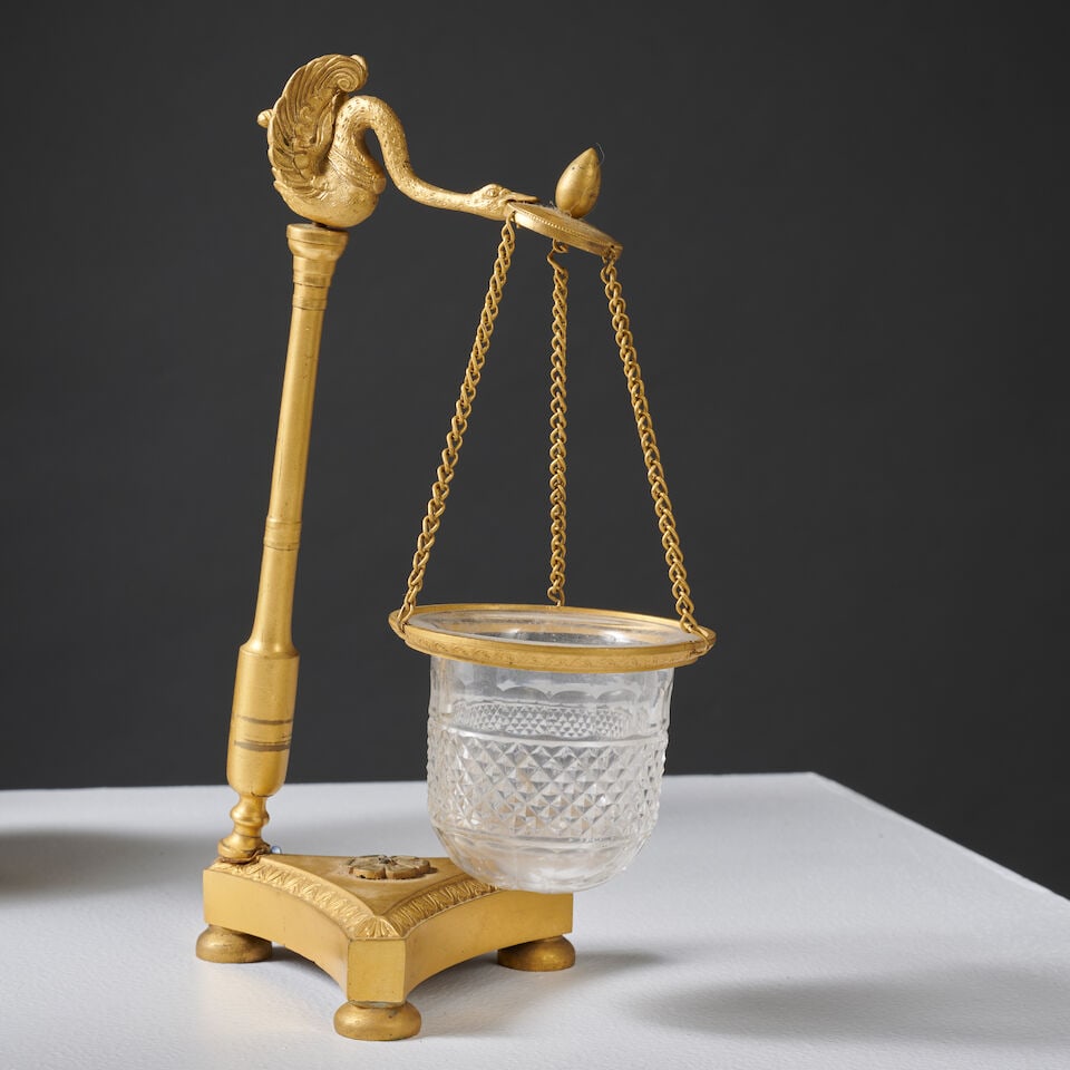 Ensemble de cinq pièces en bronze d'époque Restauration : une paire de veilleuses, un ... - 3
