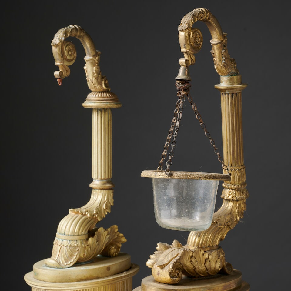 Ensemble de cinq pièces en bronze d'époque Restauration : une paire de veilleuses, un ... - 4