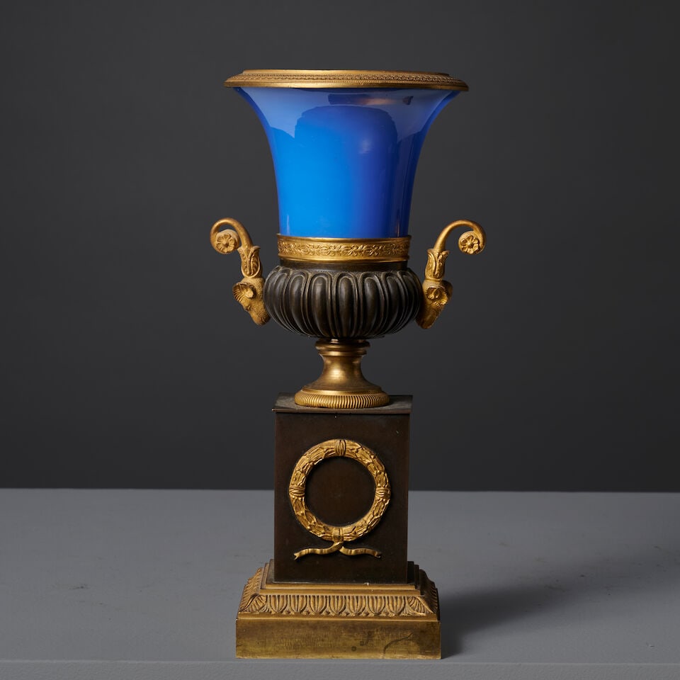 Vase médicis en bronze à patine brune et dorée et corps en verre opalin bleu d'&#...: Vase médicis en bronze à patine brune et dorée et corps en verre opalin bleu d'époque Restaution A medici vase in brown-patinated and gilt-bronze with a blue opaline glass body,