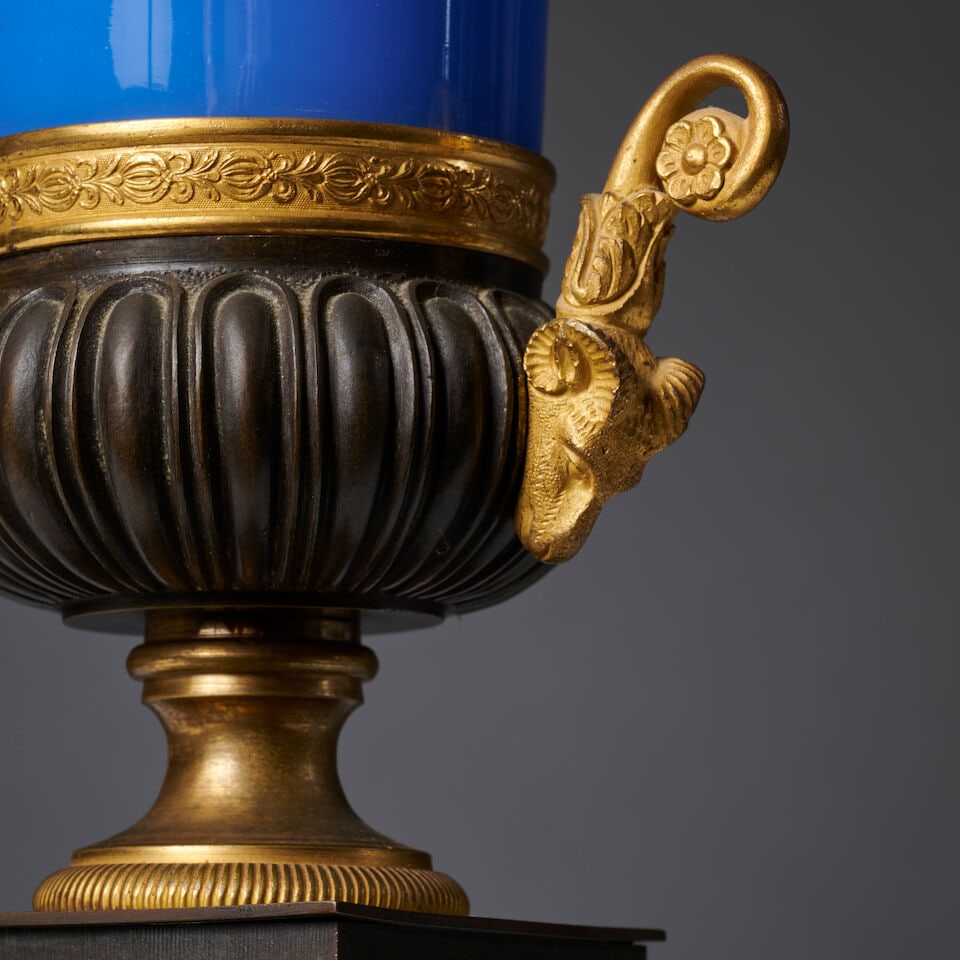 Vase médicis en bronze à patine brune et dorée et corps en verre opalin bleu d'&#... - 2