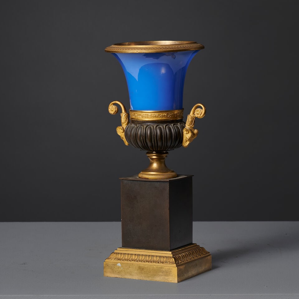 Vase médicis en bronze à patine brune et dorée et corps en verre opalin bleu d'&#... - 3