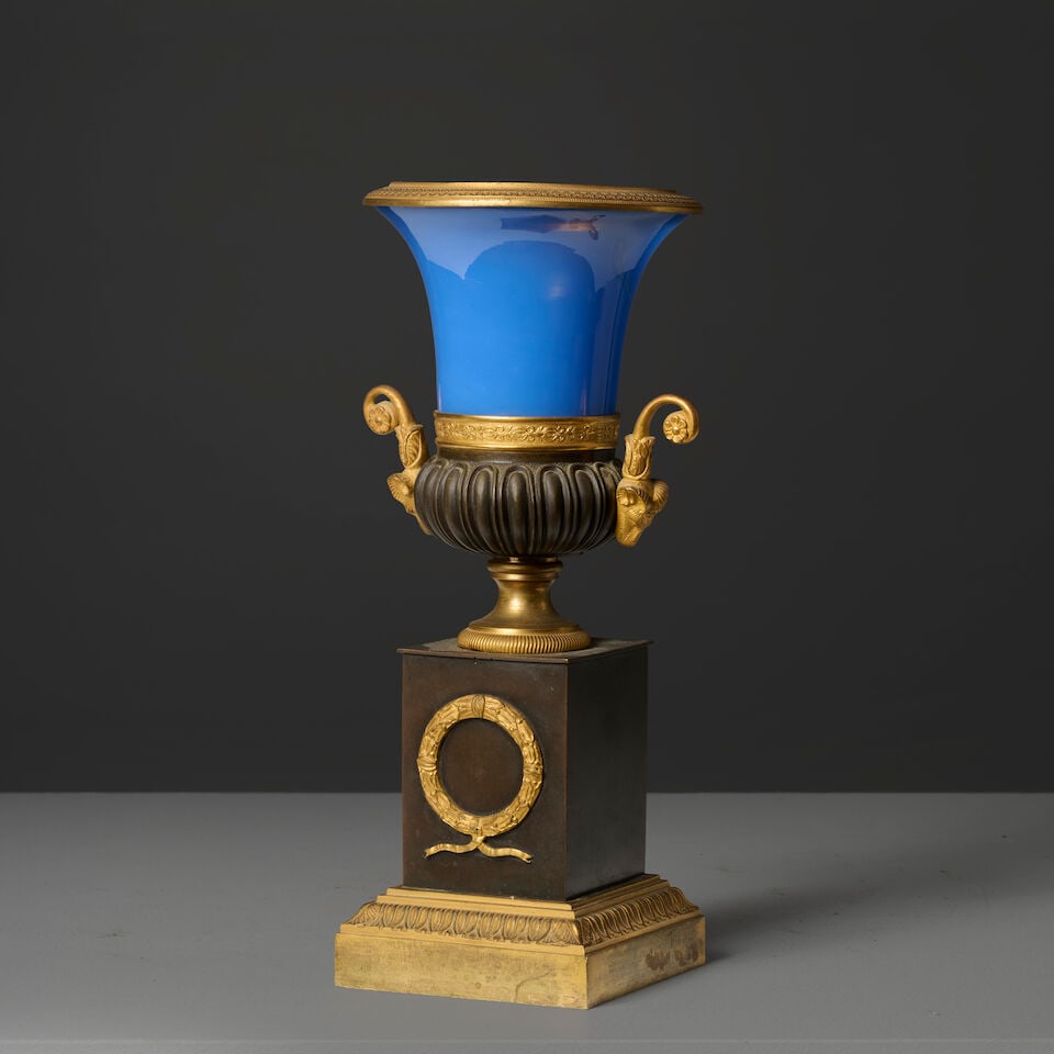 Vase médicis en bronze à patine brune et dorée et corps en verre opalin bleu d'&#... - 4