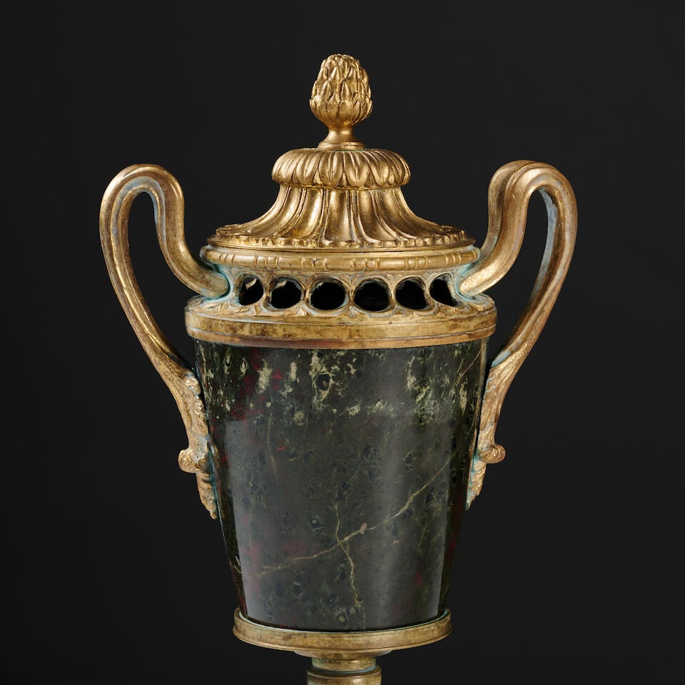 Paire de vases couverts en granit vert et monture en bronze doré de la fin du XVIIIe si... - 2