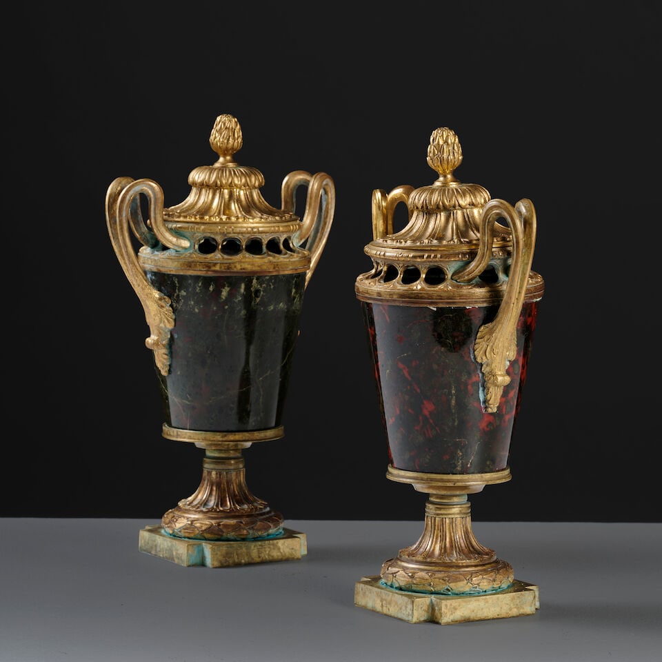 Paire de vases couverts en granit vert et monture en bronze doré de la fin du XVIIIe si... - 3