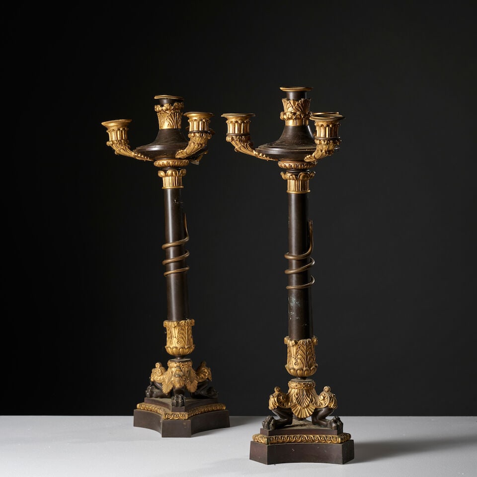 Paire de candélabres en forme de lampe à huile à quatre lumières en bronze d...: Paire de candélabres en forme de lampe à huile à quatre lumières en bronze doré et patiné d'époque Restauration A pair of oil lamp-shaped candelabra with four
