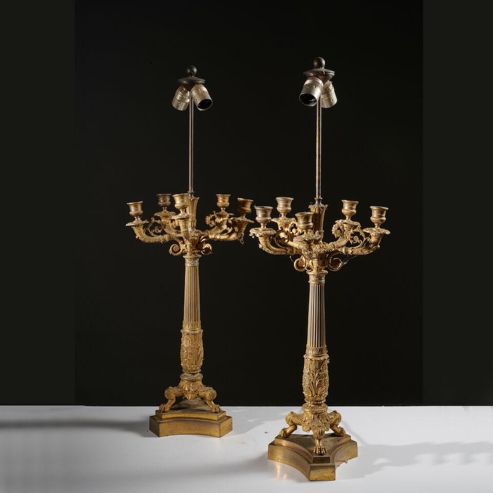 Paire de grands candélabres à cinq lumière en bronze doré et ciselé d'&...: Paire de grands candélabres à cinq lumière en bronze doré et ciselé d'époque Restauration A pair of large five-light candelabra in gilt-bronze, first half of the 19th