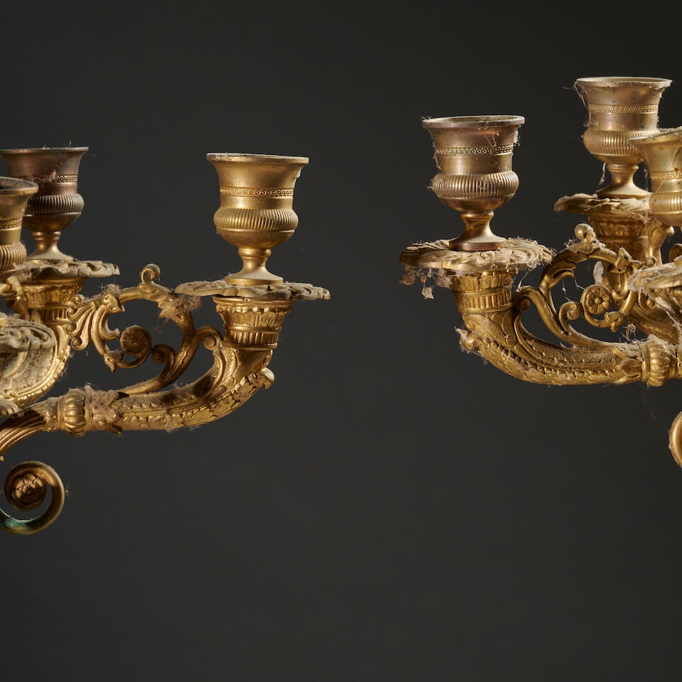 Paire de grands candélabres à cinq lumière en bronze doré et ciselé d'&... - 2