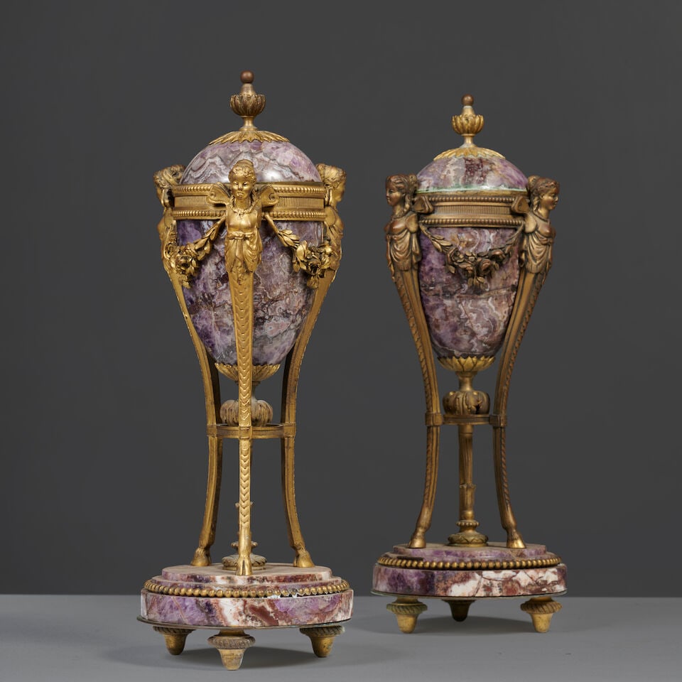 Paire de cassolettes couvertes en améthyste et monture en bronze doré et ciselé d...: Paire de cassolettes couvertes en améthyste et monture en bronze doré et ciselé de style Louis XVI de la seconde partie du XIXe siècle A pair of Louis XVI style covered
