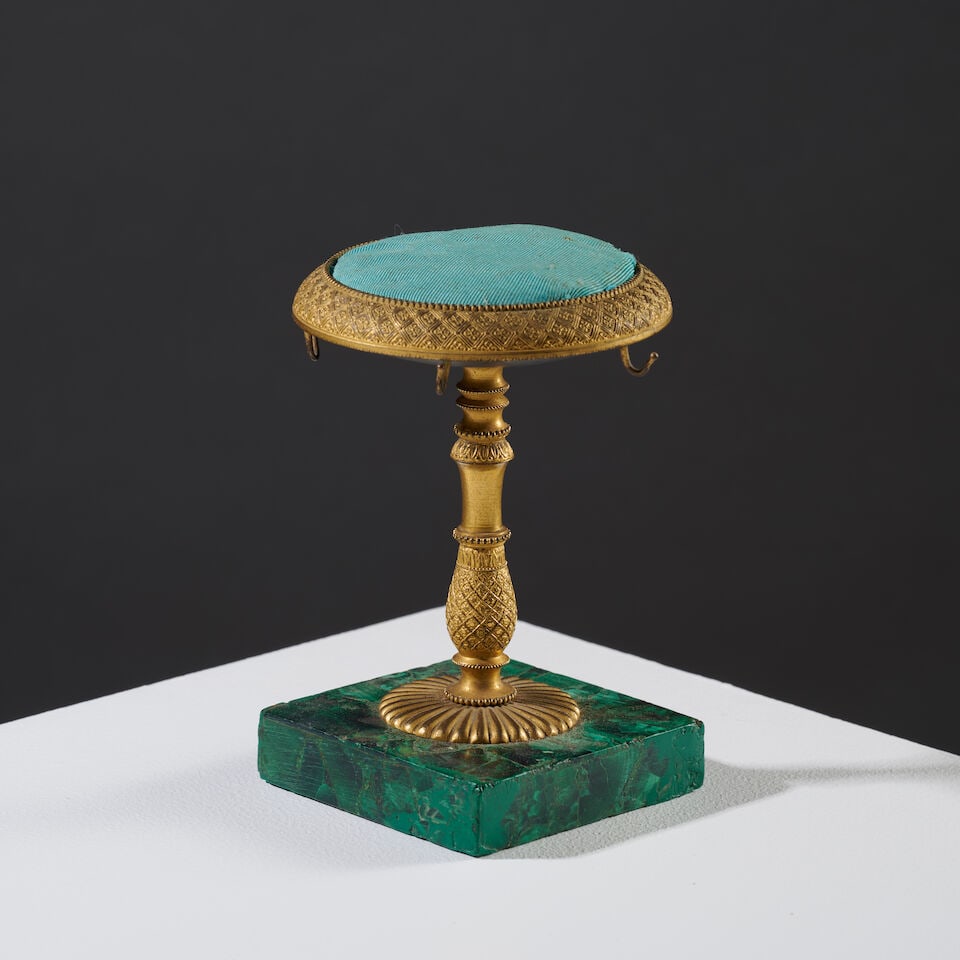 Porte épingle en bronze doré et ciselé sur une base en malachite, Russie vers 183...: Porte épingle en bronze doré et ciselé sur une base en malachite, Russie vers 1830 A pin holder in gilt-bronze on a malachite base, Russia, circa 1830 Le pourtour à décor guil